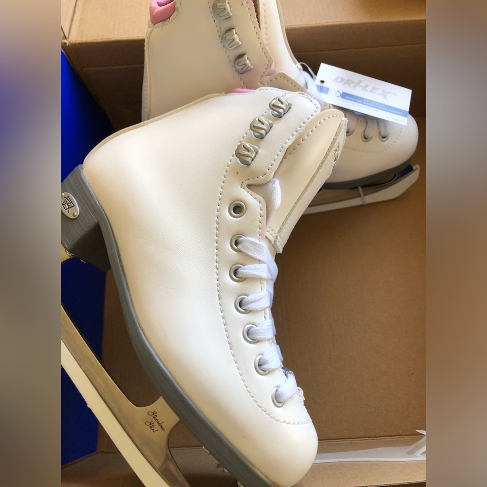 Riedell women’s juniors Luna figure skates - brand new! Size 1